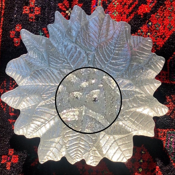 [akcam] NWT Set of Four 8” Plates - Silver Glitter Poinsettia Design - Picture 10 of 11